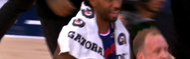 九游登录入口-这很像你！赛后小冲突 小卡对裁判说‘他们在打架’ 微微一笑走过