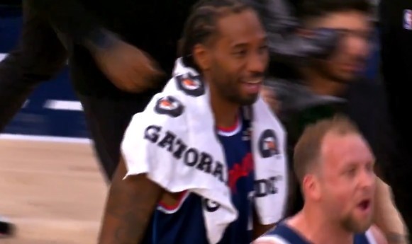 九游登录入口-这很像你！赛后小冲突 小卡对裁判说‘他们在打架’ 微微一笑走过