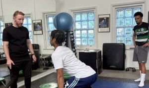 恩瓦内里社媒晒照：身穿葡萄牙体育球衣健身