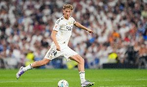 阿斯：皇马新赛季后防进步明显，米利唐和赫伊森将是主力中卫搭档