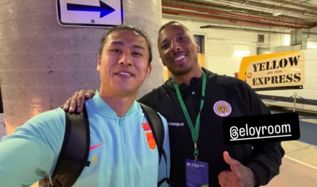 九游体育官网-张玉宁社媒晒和库拉索门将罗姆合影，两人曾在维特斯共事两个赛季