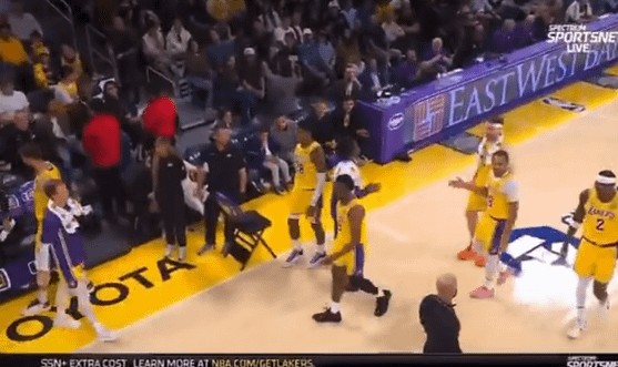 雷迪克喊暂停后，范德彪当场掀桌：你针对我？