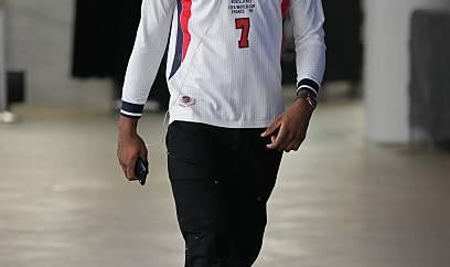 九游体育APP-这球衣帅，库明加赛前身着贝克汉姆英格兰球衣进入球馆