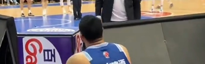 刘维伟杀疯！场边爆粗怒喷韦瑟斯庞，发布会仍指责，真被气到了！|篮板|比赛|广厦|青岛|数据_新浪体育_新浪新闻