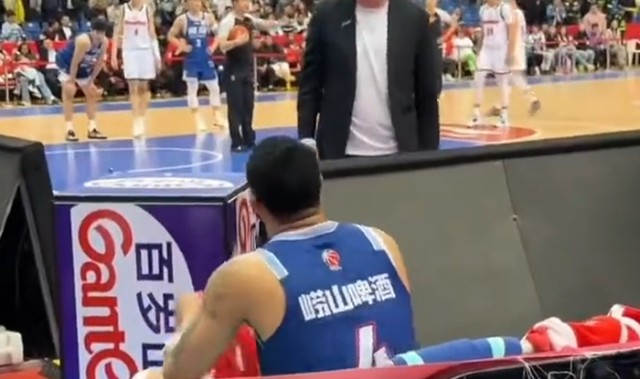 刘维伟杀疯！场边爆粗怒喷韦瑟斯庞，发布会仍指责，真被气到了！|篮板|比赛|广厦|青岛|数据_新浪体育_新浪新闻